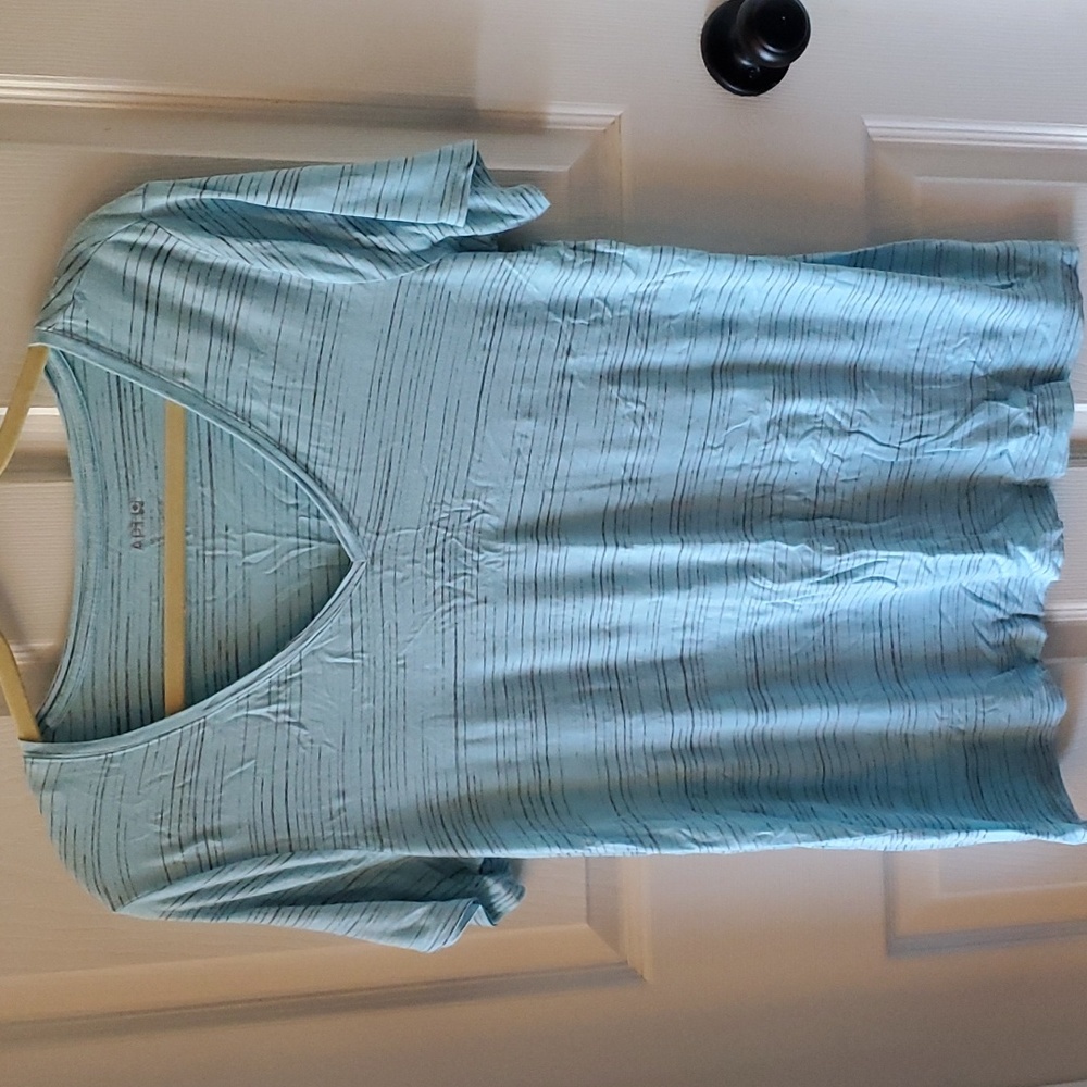Apt. 9 Modern Essentials V-neck short sleeve shirt.  Size Large.  Light Blue.